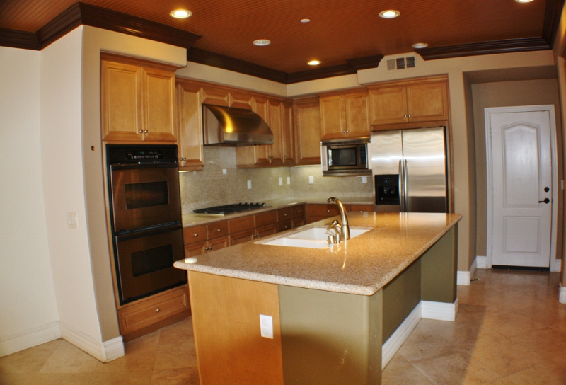 Upgraded Kitchen with Grainte & Stainless Steel Appliances