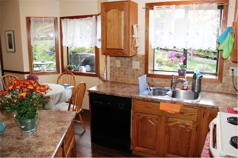 3990 Cedar Hill Rd. Saanich BC, Kitchen and Eating Area