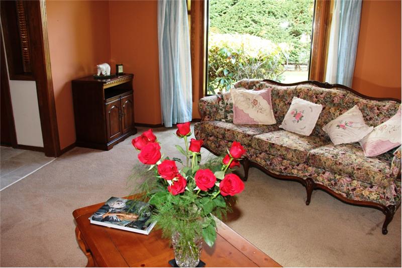3990 Cedar Hill Rd. Saanich BC, living room
