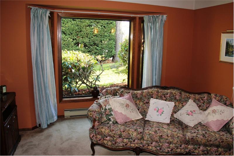 3990 Cedar Hill Rd. Saanich BC, living room