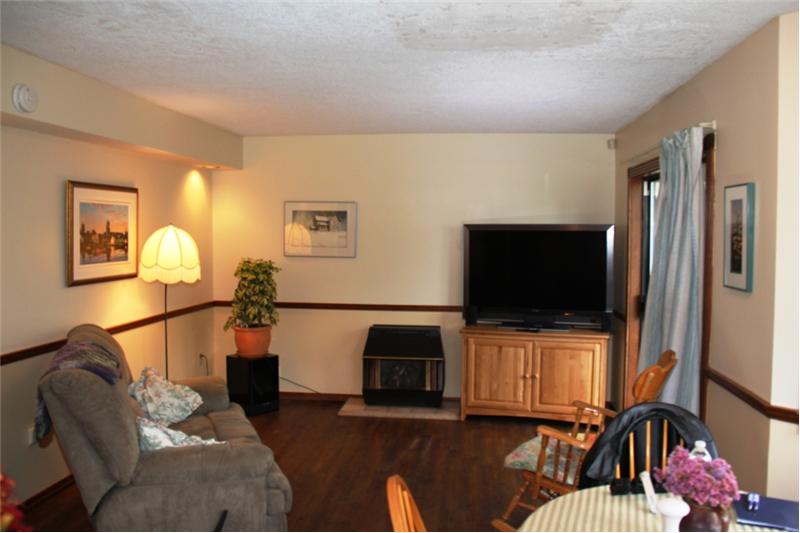 3990 Cedar Hill Rd. Saanich BC, family room