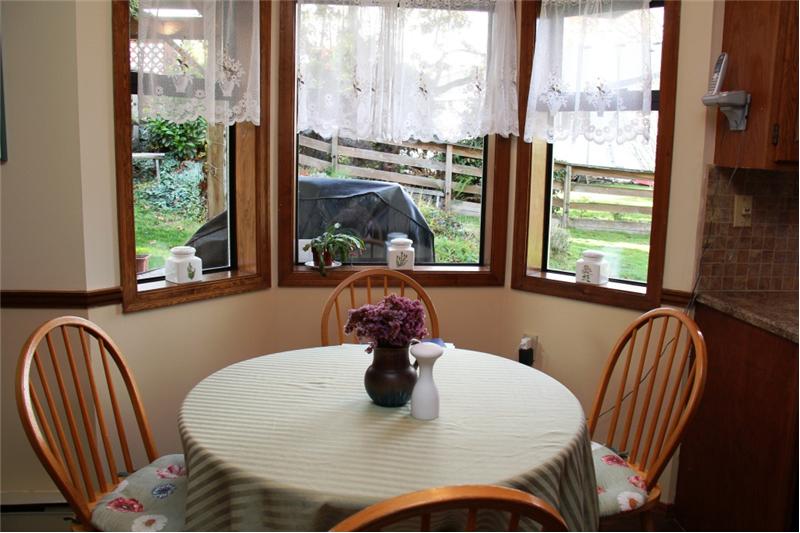 3990 Cedar Hill Rd. Saanich BC, eating area