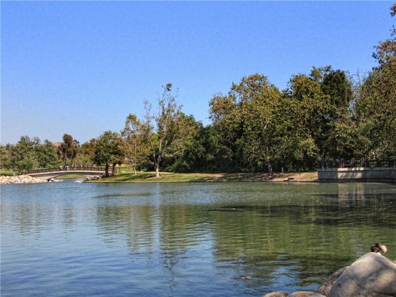 Plan a picnic by the lake and njoy watching the model sailboats on Saturdays