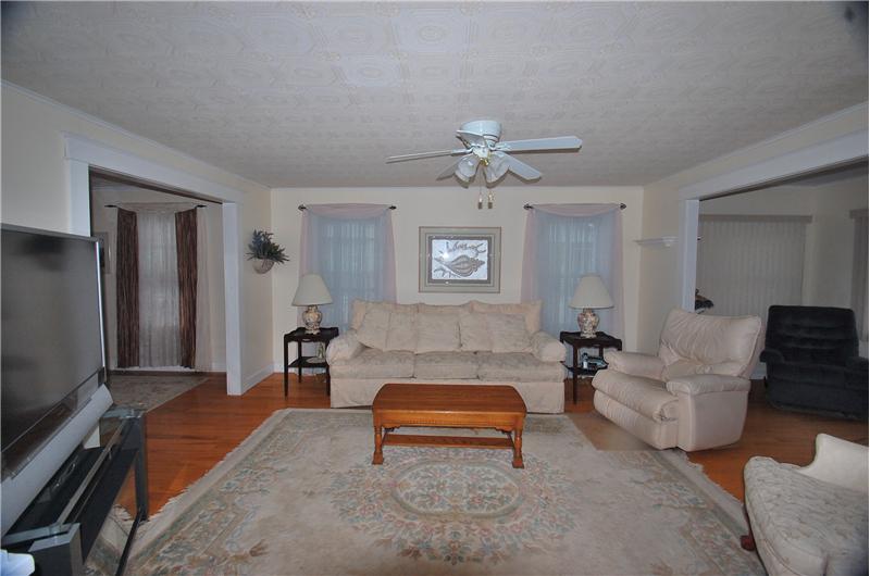 SPACIOUS LIVING ROOM