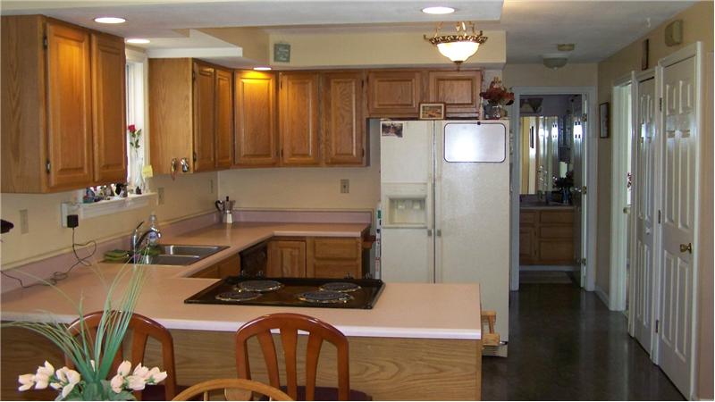 Spacious kitchen breakfast bar
