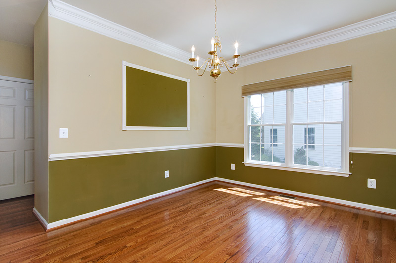 Spacious formal dining room w/crown molding & chair rail