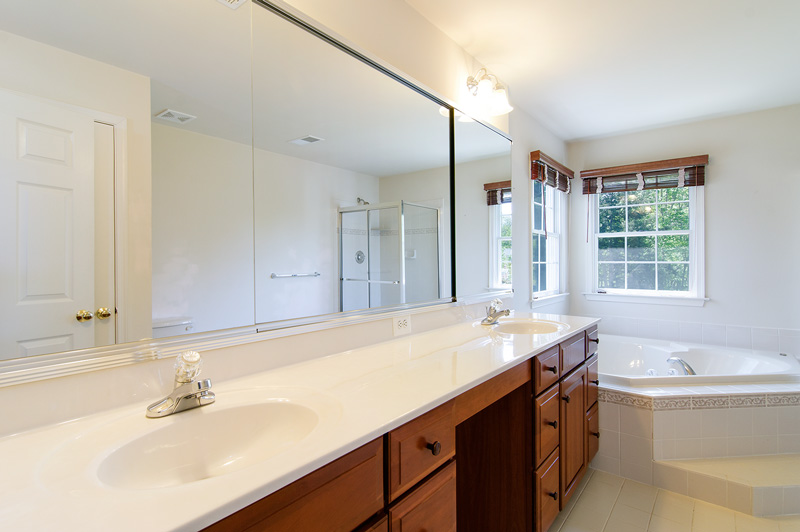 Owners bath w/dual sinks, corner tub, and separate shower