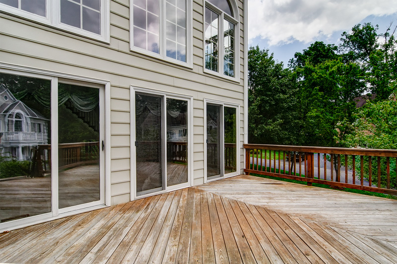 Expansive deck