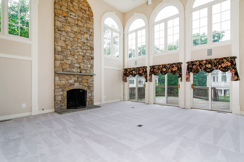 Two story family room w/fireplace