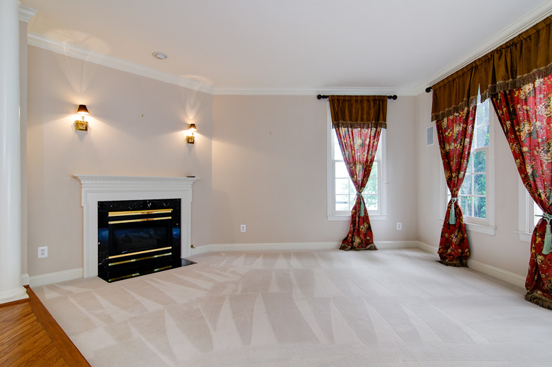 Formal living room w/fireplace