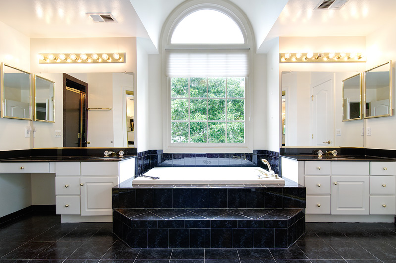 Owners suite bath w/fabulous tub