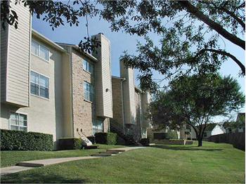  6555 Shady Oaks Manor Dr, Fort Worth, TX