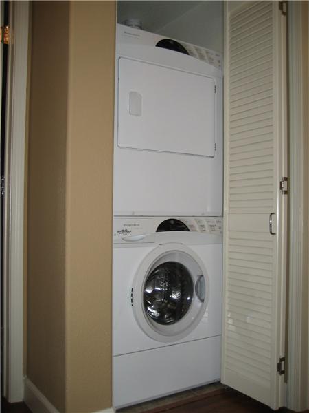 Washer/Dryer in Hall