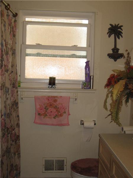 1295 Hall Bathroom