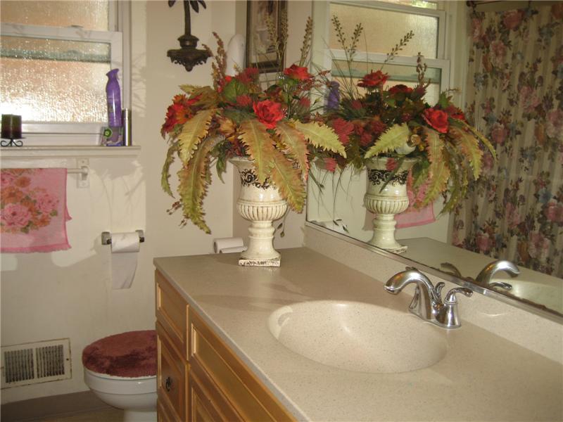 1295 Hall Bath