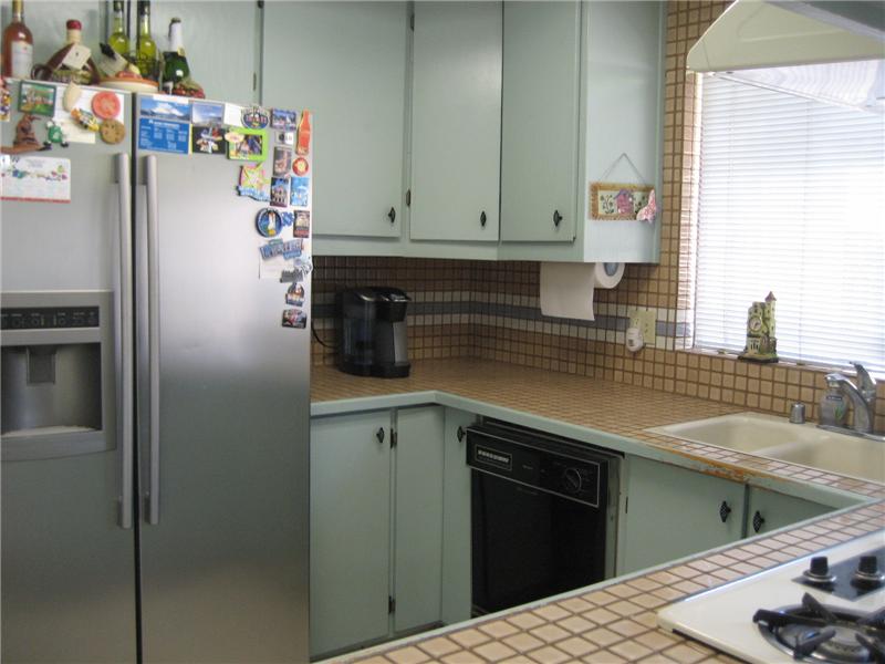 Kitchen - Window overlooks patio