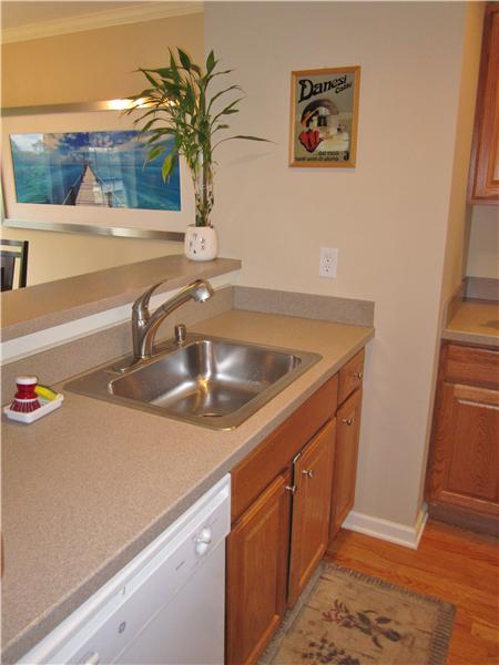 Kitchen with serving bar