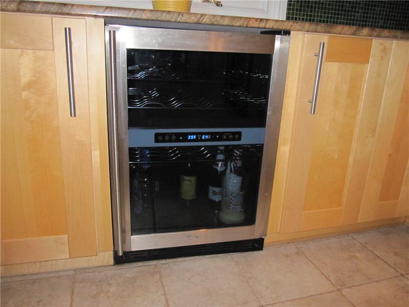 Wine refrigerator